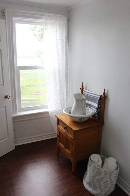 cloverhill-farmhouse-bathroom-window