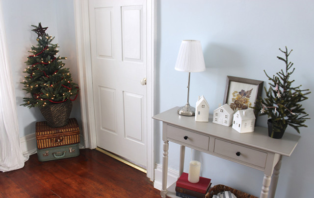 cloverhill-christmas-hallway-tree