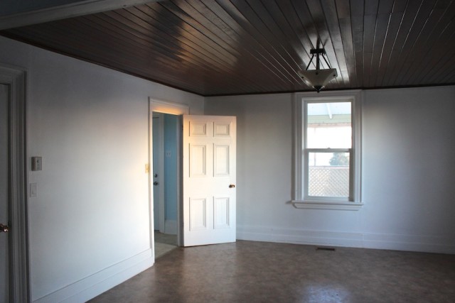 cloverhill-farmhouse-dining-room-empty