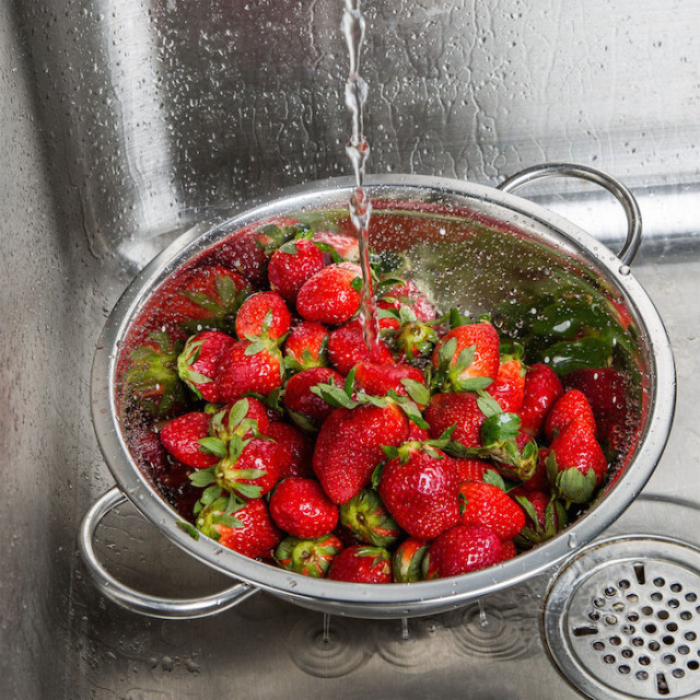 colander-washing-berries