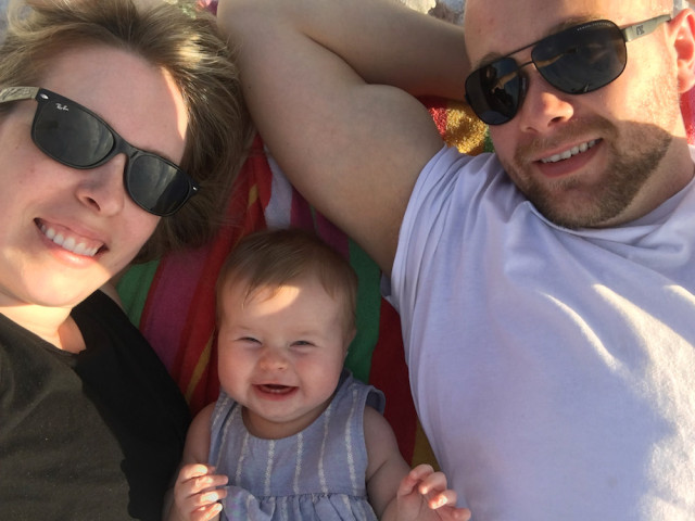 happy-family-beach