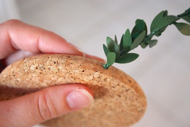 insert-wire-garland-cork-coaster