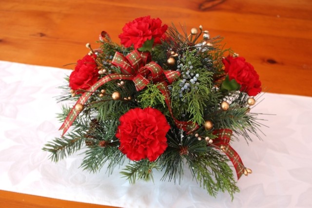 making christmas flower arrangements