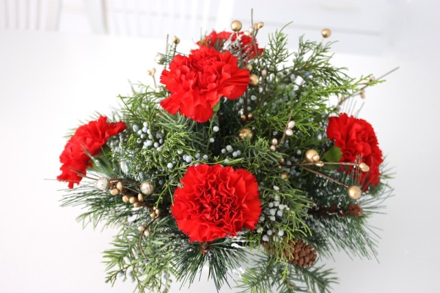 red-carnation-holiday-arrangment-complete