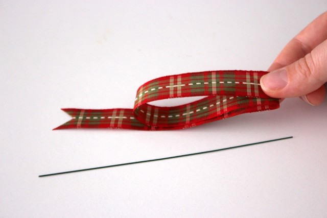 ribbon-loop-hand