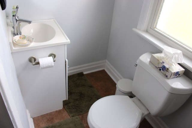 powder-room-poor-layout-before