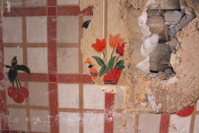 powder-room-vintage-tulip-wallpaper