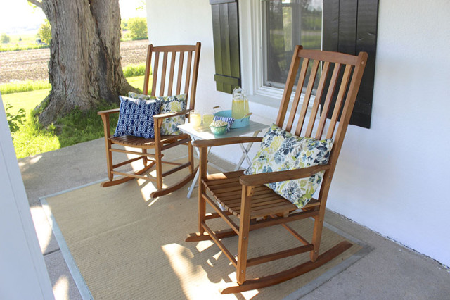 front-porch-rocking-chairs-rug