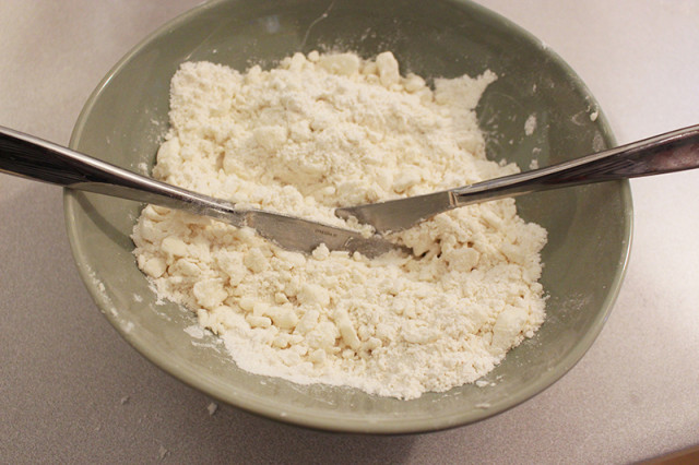 cut-shortening-into-flour