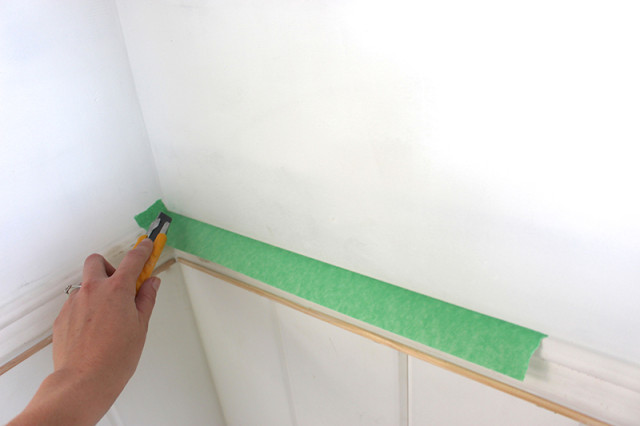 applying-painters-tape-corners