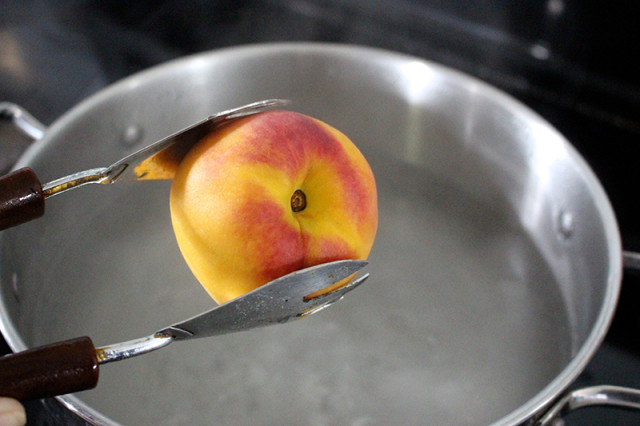 boil-peaches-remove-skin