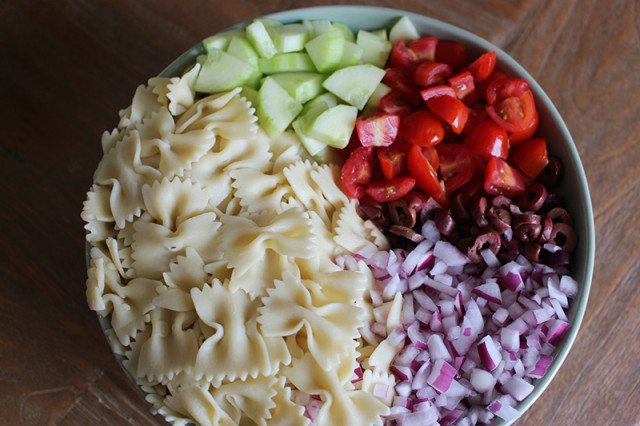 mediterranean-pasta-salad-ingredients