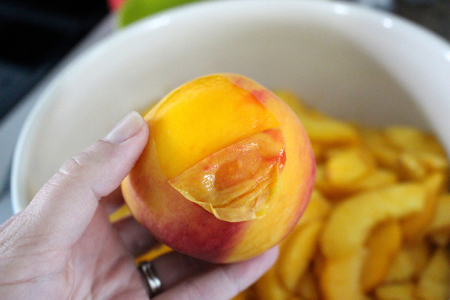 peeling-peaches-easy