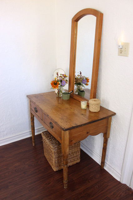 antique-makeup-table