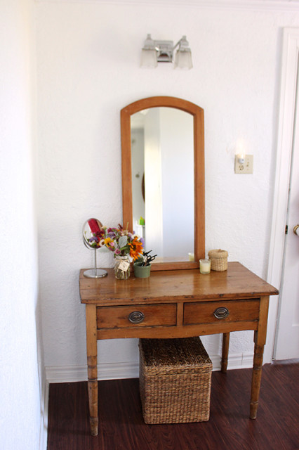 antique-table-makeup-table