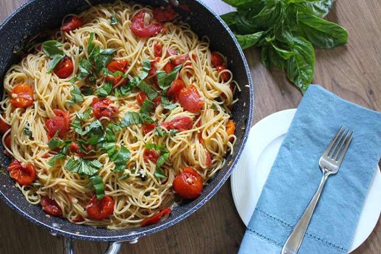 Easy Cherry Tomato Pasta - Life at Cloverhill