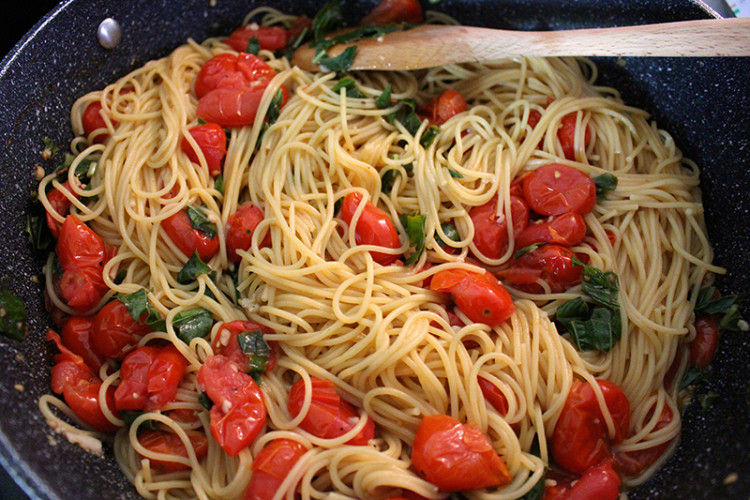 Easy Cherry Tomato Pasta - Life at Cloverhill