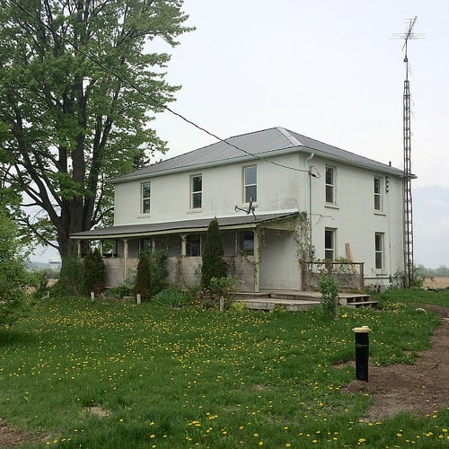 farmhouse-before-wooden-platform