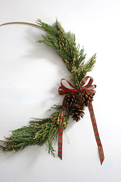 brass-ring-christmas-wreath-detail