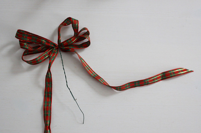 brass-ring-christmas-wreath-ribbon
