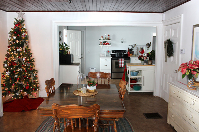 cloverhill-christmas-dining-room-kitchen
