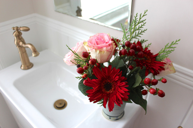 cloverhill-christmas-powder-room-flowers