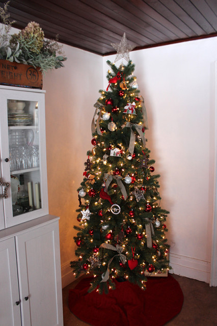 cloverhill-christmas-red-tree