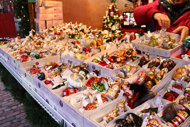 glass-ornaments-christmas-market