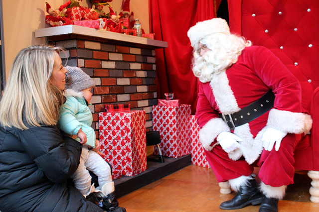 lucy-santa-toronto-christmas-market-visit