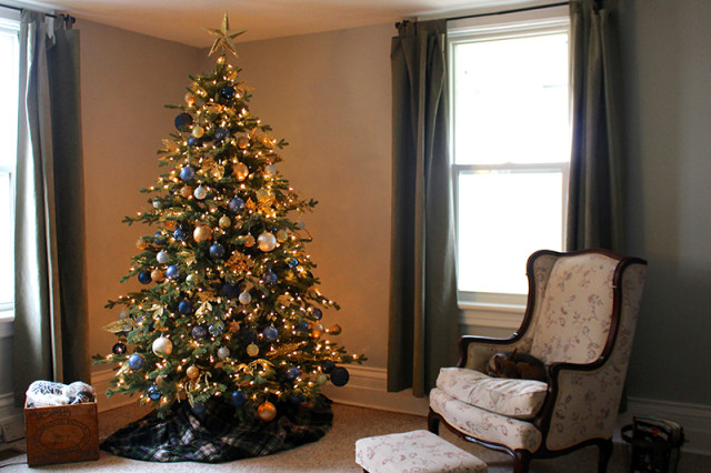 navy-gold-christmas-tree-living-room