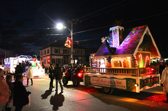 nighttime-christmas-parade1