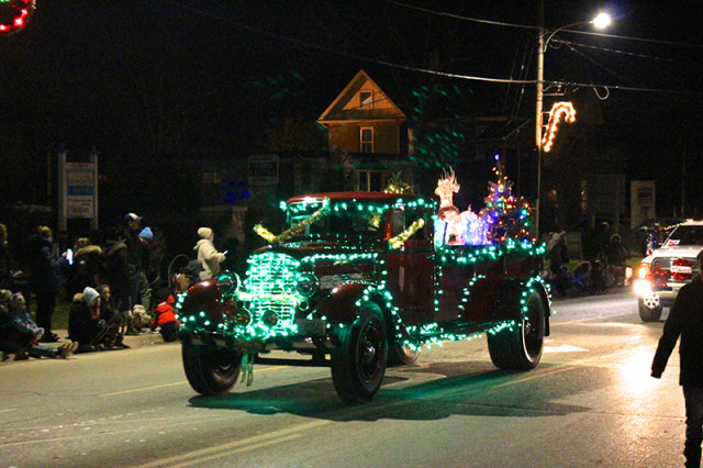 nighttime-christmas-parade2