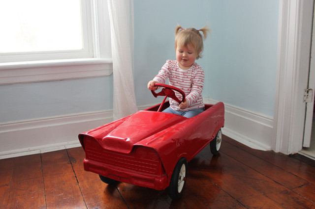 retro-pedal-car-lucy-driving2