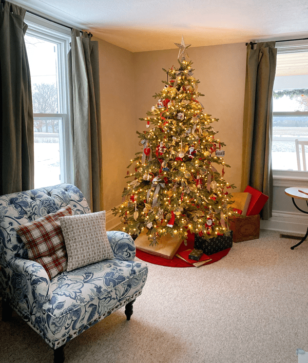 https://lifeatcloverhill.com/wp-content/uploads/2019/12/cloverhill-farmhouse-christmas-2019-home-tour-livingroom1.png