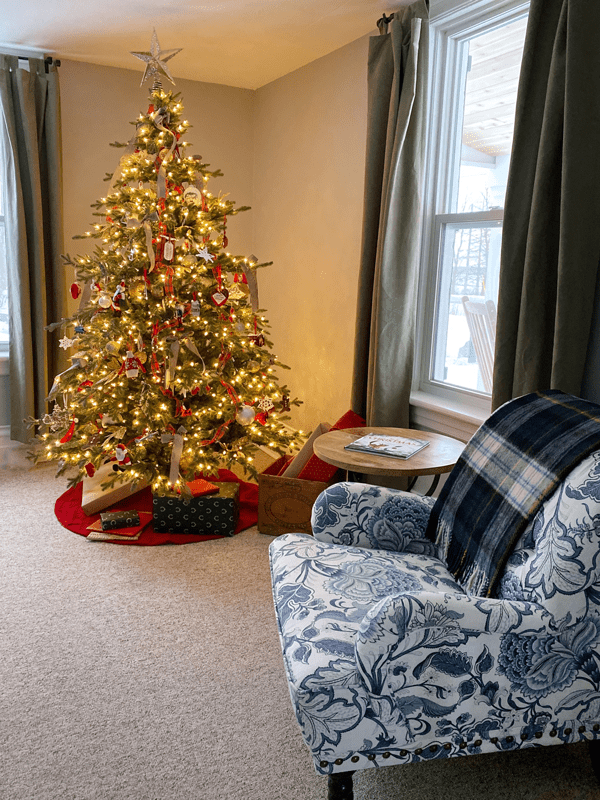 https://lifeatcloverhill.com/wp-content/uploads/2019/12/cloverhill-farmhouse-christmas-2019-home-tour-livingroom2.png