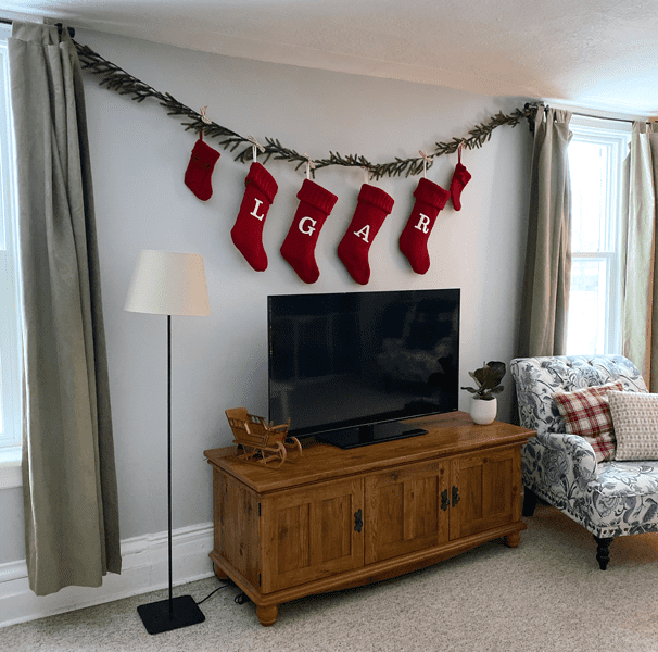 https://lifeatcloverhill.com/wp-content/uploads/2019/12/cloverhill-farmhouse-christmas-2019-home-tour-livingroom5.png