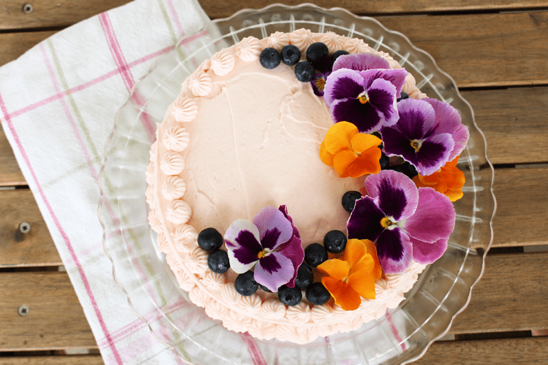 Do you use edible flowers to decorate cakes?