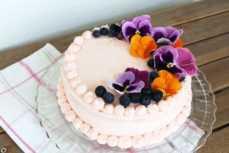 How to Use Edible Flowers to Decorate Cakes - Flowers to Use and Ideas