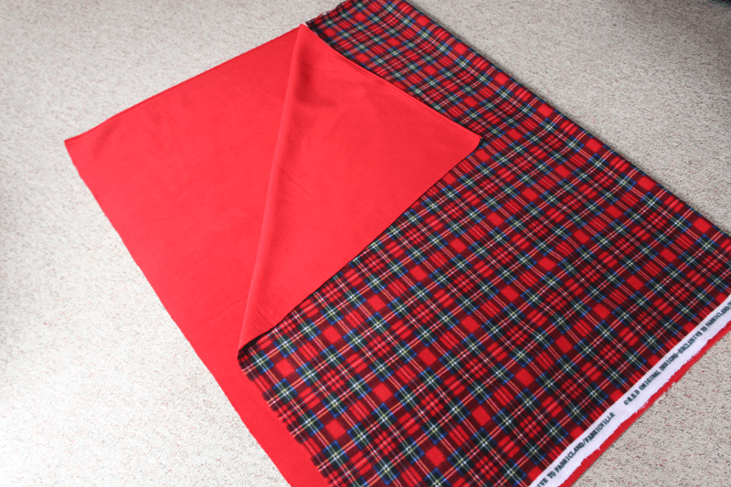 How to Make a No Sew Fleece Blanket {Great Homemade Gift Idea!} - Life at  Cloverhill