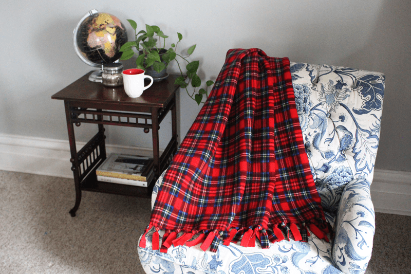 DIY No Sew Fleece Blanket Tutorial 